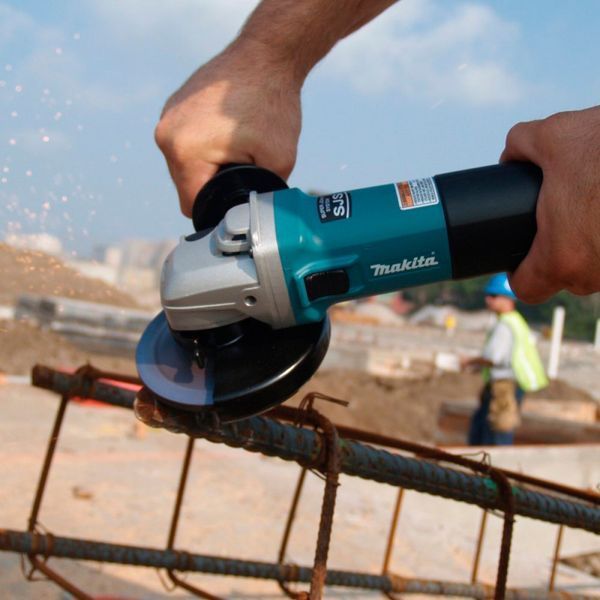 Професійна кутова шліфувальна машина Makita 9565 CVR: 1400 Вт, &Oslash; диска 125х22,23 мм, 12000 об/хв, вага 2.4 кг 9565CVR фото