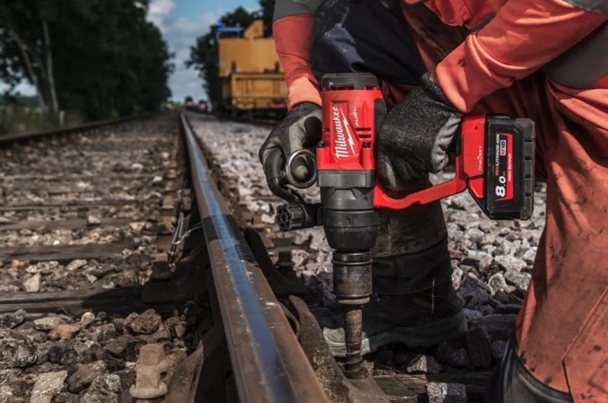 Гайковерт високомоментний 1" (2400 Нм) M18 FUEL з фіксацією кільцем ONE-KEY Milwaukee: з АКБ 18V 2шт-8 Ah+ЗП, 2500уд/хв, 1670об/хв 4933459733 фото