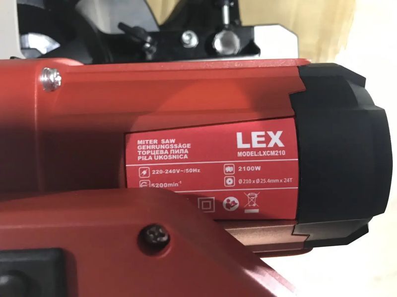 Професійна торцювальна пила LEX LXCM210 : 2100 Вт, диск 210х25.4 мм, лазерний маркер LXCM210 фото