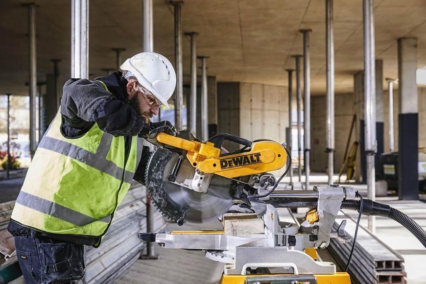 Ручна настільна торцювальна пила по дереву DeWALT DWS780 : 1675 Вт, глибина різу 112мм, круг 305 мм DWS780 фото