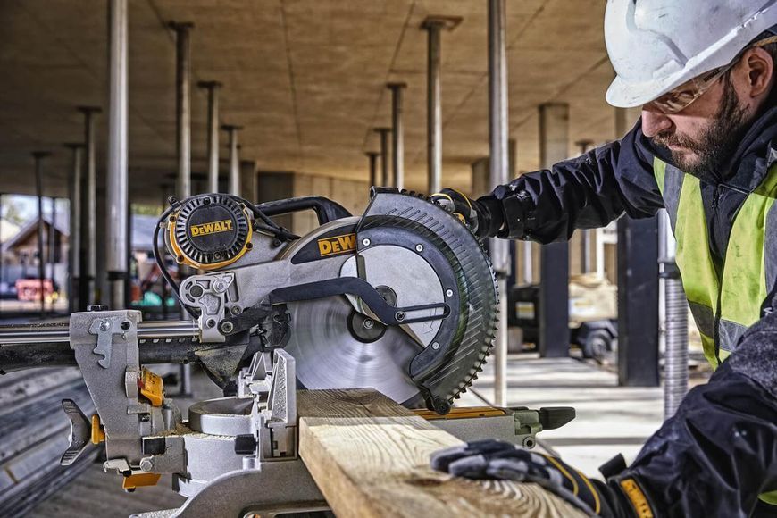 Ручна настільна торцювальна пила по дереву DeWALT DWS780 : 1675 Вт, глибина різу 112мм, круг 305 мм DWS780 фото