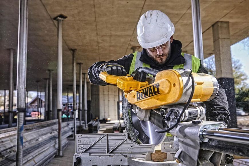 Ручна настільна торцювальна пила по дереву DeWALT DWS780 : 1675 Вт, глибина різу 112мм, круг 305 мм DWS780 фото