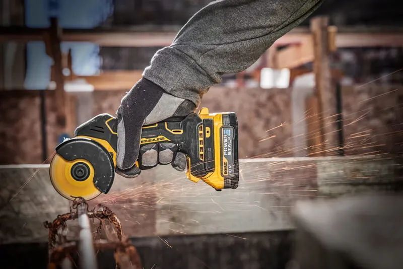 Пила дискова акумуляторна безщіткова компактна DeWALT DCS438N : без АКБ, диск 76мм, 20000 об/хв (DCS438N) DCS438N фото