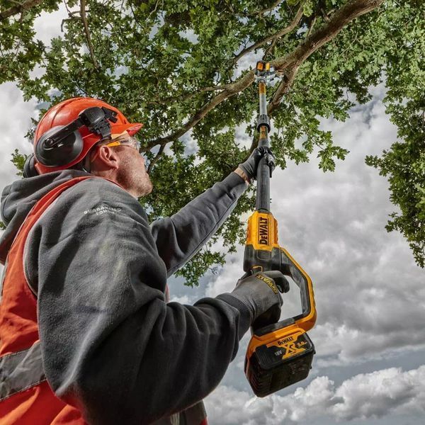 Професійний висоторіз акумуляторний безщітковий зі штангою DeWALT DCMPS567N : без АКБ, шина 20см, штанга DCMPS567N фото