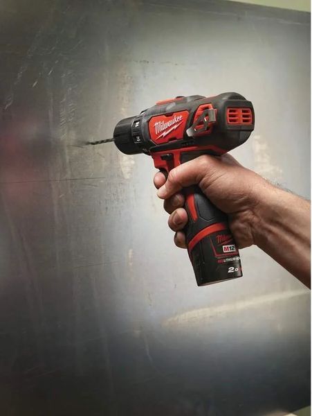 Потужний дрель-шуруповерт Milwaukee M12 BDD-202C : АКБ 12V, 2 Аh, 30 Нм, 2 акума + зарядне + кейс 4933441915 4933441915 фото