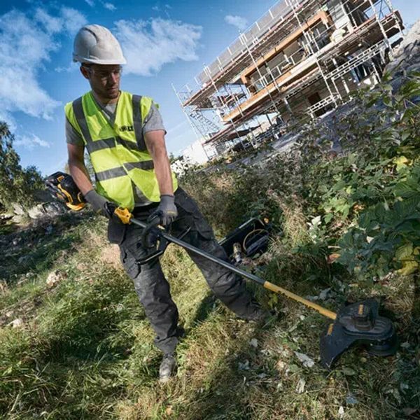 Професійна акумуляторна безщіткова коса (тример) DeWALT DCM571N : без АКБ,косіння 38 см, ніж і жилка DCM571N фото