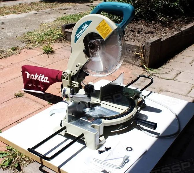 Ручна торцювальна пила без протяжки по дереву Makita LS1040N : 1650 Вт, глибина різу 93мм, круг 255 мм LS1040N фото