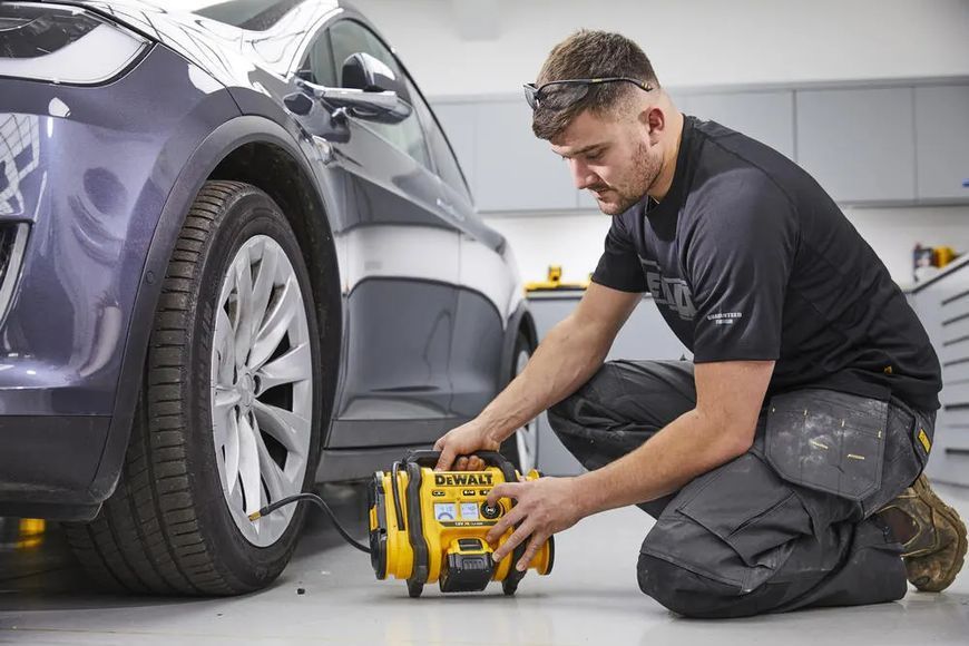 Професійний автомобільний компресор акумуляторний DeWALT DCC018N : без АКБ, 11бар (DCC018N) DCC018N фото
