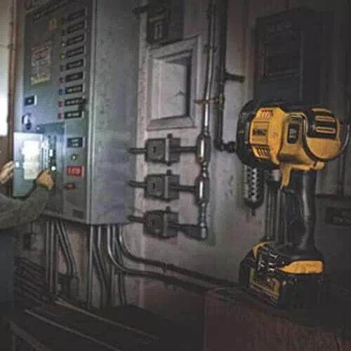 Професійний ліхтар світлодіодний акумуляторний DeWALT DCL043 : без АКБ, світловий потік 1000лм (DCL043) DCL043 фото