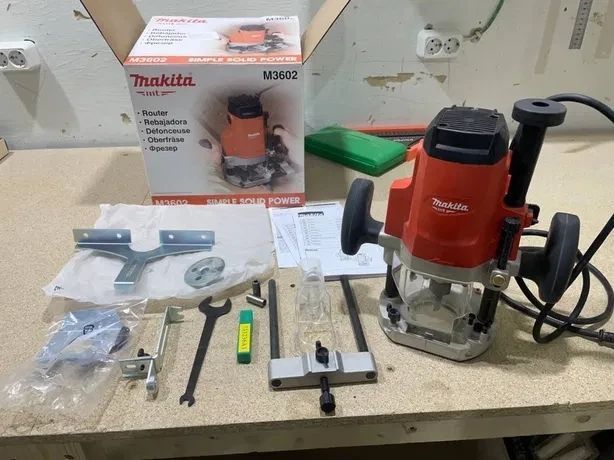 Електричний ручний столярний фрезер по дереву Makita M3602 : 1650 Вт, 12 цанга, 22000 об/хв електрофрезер M3602 фото
