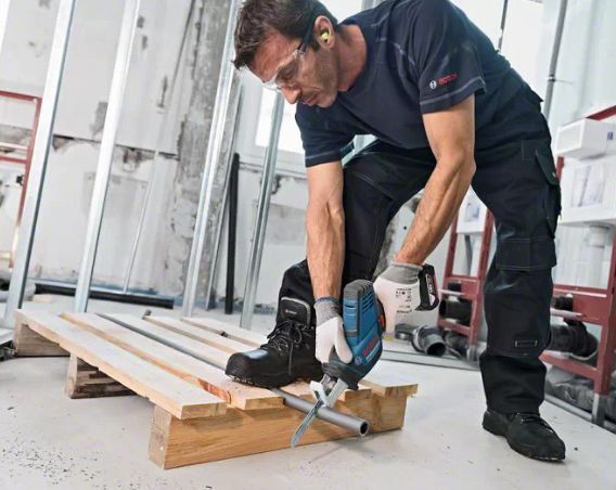 Акумуляторна шабельна пила Bosch GSA 18V-LI C (0615990M3Y) + Акб 4А/ч 18В + зарядне, 3050 ход/хв. 0615990M3Y фото