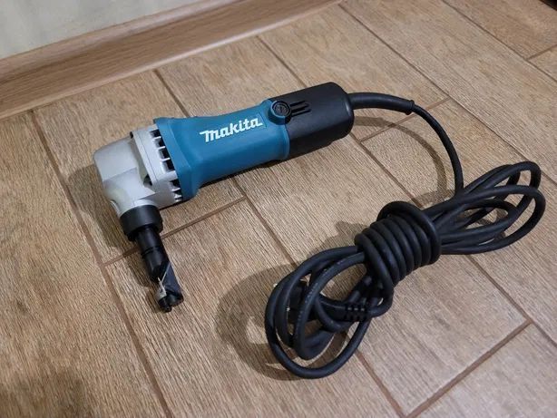 Професійні електроножиці ножиці висічні по металу Makita JN1601 : 550 Вт, 2200 хід/хв, 1.6 кг JN 1601 фото