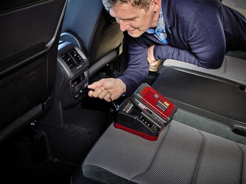Потужний автомобільний зарядний пристрій Einhell Power X-Car Charger 3A : струм заряду 3А, розетка від прикурювача 12 В (4512113) 4512113 фото
