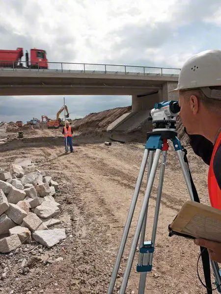 Професійний оптичний нівелір Bosch Professional GOL 20 D в кейсі з штативом BT 160, лінійкою GR 500, діапазон 60 м 0601068402 фото