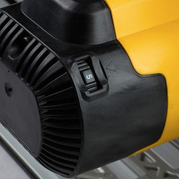 Професійна ручна заглибна дискова пила DeWALT DWS520KT : 1300 Вт, 165мм, 59мм глибини погружна циркулярка в кейсі DWS520KT фото