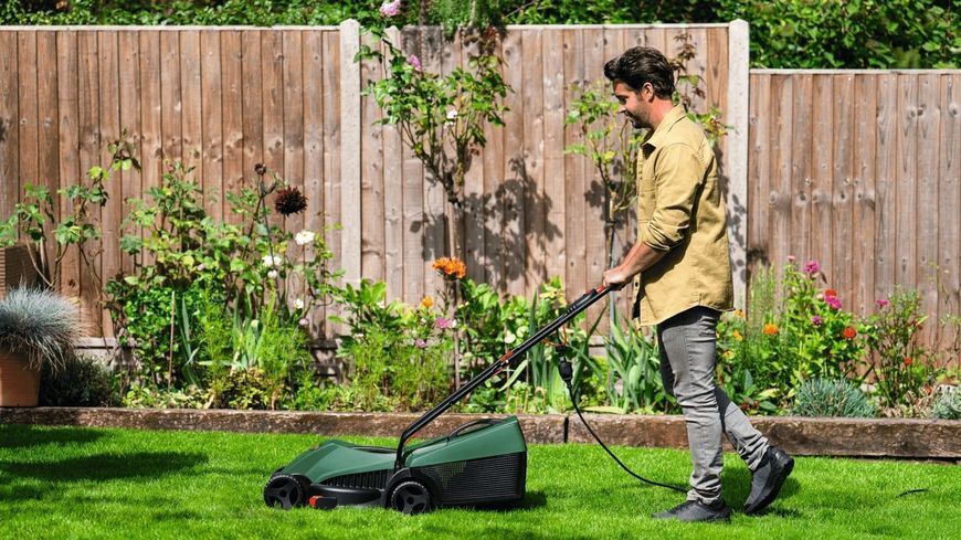 Потужна газонокосарка електрична Bosch EasyRotak 32-205 : 1.2 кВт, ширина захвата 32 см (06008A6300) 06008A6300 фото
