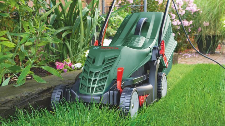 Потужна газонокосарка електрична Bosch UniversalRotak 34-405 : 1.3 кВт, ширина захвата 34 см (06008A6401) 06008A6401 фото