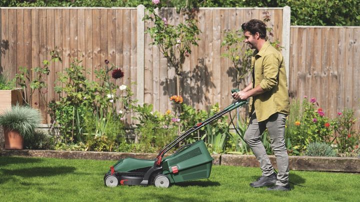 Потужна газонокосарка електрична Bosch UniversalRotak 37-555 : 1.4 кВт, ширина захвата 37 см (06008A6501) 06008A6501 фото