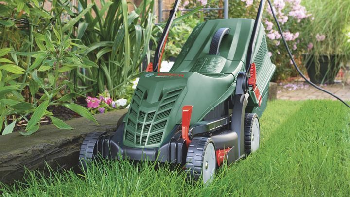 Потужна газонокосарка електрична Bosch UniversalRotak 37-555 : 1.4 кВт, ширина захвата 37 см (06008A6501) 06008A6501 фото