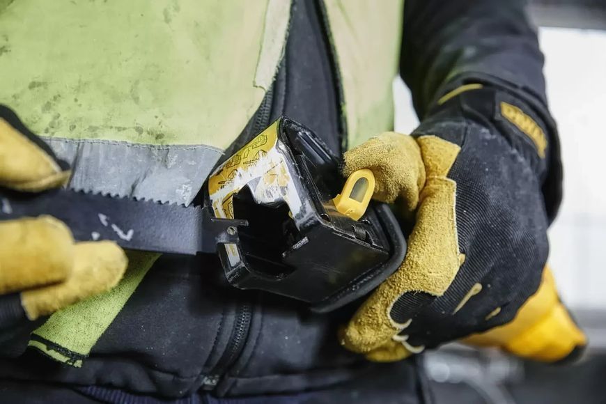 Електрична сабельна пила по дереву і металу (електроножівка) DeWALT DWE305PK : 1100 Вт шабельна пила DWE305PK фото