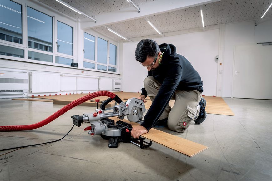 Професійна торцювальна пила з протяжкою Metabo KGS 216 M New: 1500 Вт, глибина різу 70мм, диск 216 x 30 мм, 5000об/хв,613216000 613216000 фото