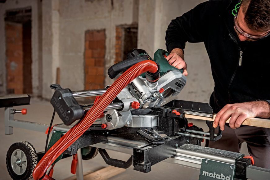 Професійна торцювальна пила з протяжкою Metabo KGS 216 M New: 1500 Вт, глибина різу 70мм, диск 216 x 30 мм, 5000об/хв,613216000 613216000 фото