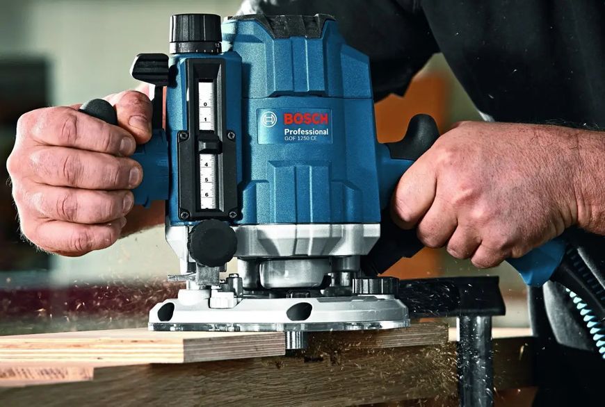 Професійний фрезер Bosch Professional GOF 1250 CE : 1250 Вт, патрон&nbsp;6-8 мм, 24000 об/хв, вага 3.6 кг 0601626000 фото
