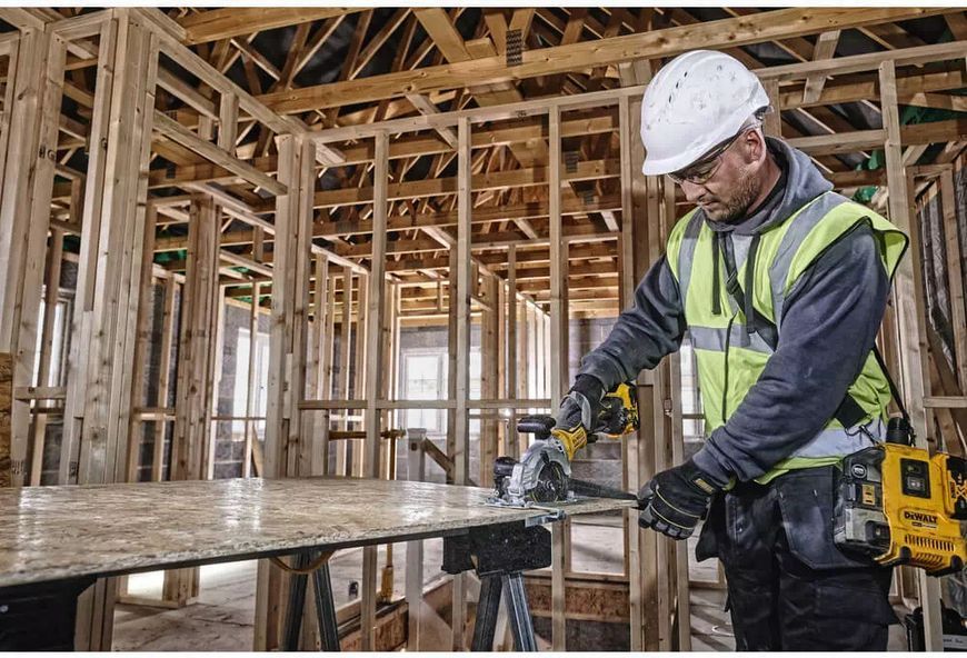 Пила дискова акумуляторна безщіткова компактна DeWALT DCS571NT : без АКБ, 18 В, 4500 об/хв, диск 115 мм, 2.5 кг DCS571NT фото