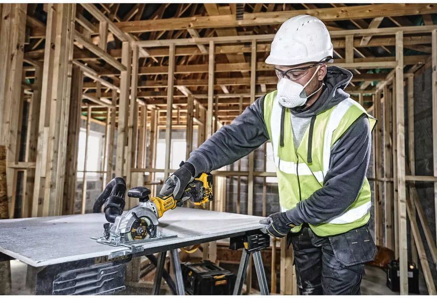 Пила дискова акумуляторна безщіткова компактна DeWALT DCS571NT : без АКБ, 18 В, 4500 об/хв, диск 115 мм, 2.5 кг DCS571NT фото