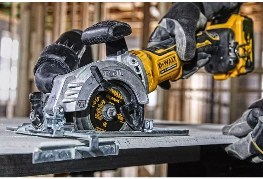 Пила дискова акумуляторна безщіткова компактна DeWALT DCS571NT : без АКБ, 18 В, 4500 об/хв, диск 115 мм, 2.5 кг DCS571NT фото